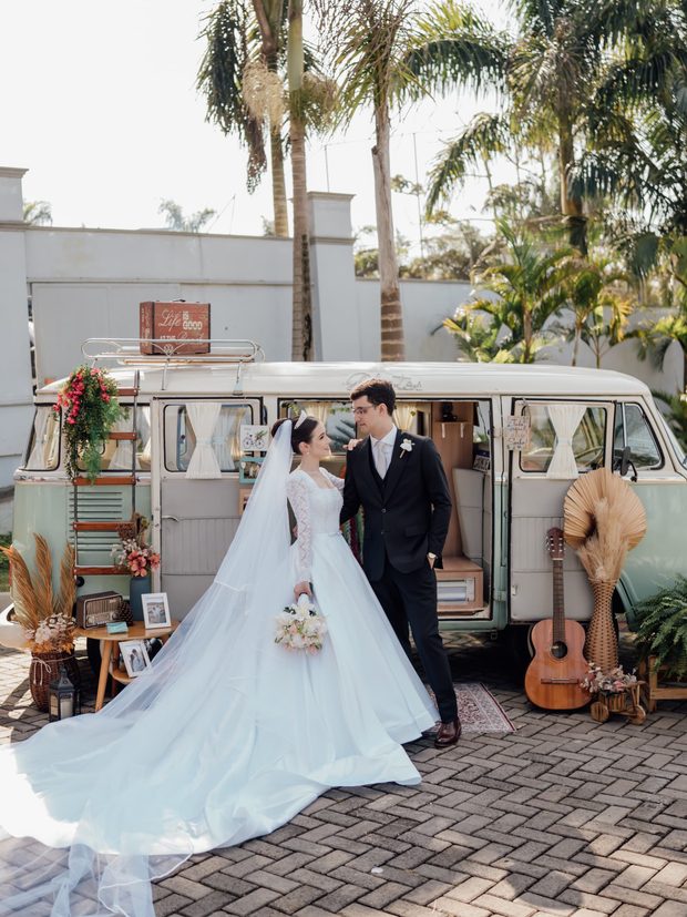Noivos ao lado da Kombi retrô no dia do casamento