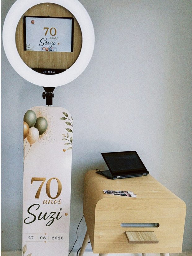 Totem Moderno com arte personalizada para festa de aniversário