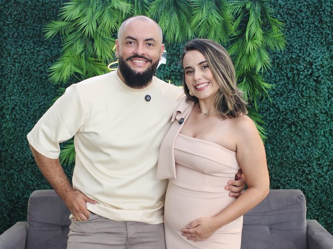 Casal de convidados posando no totem fotográfico