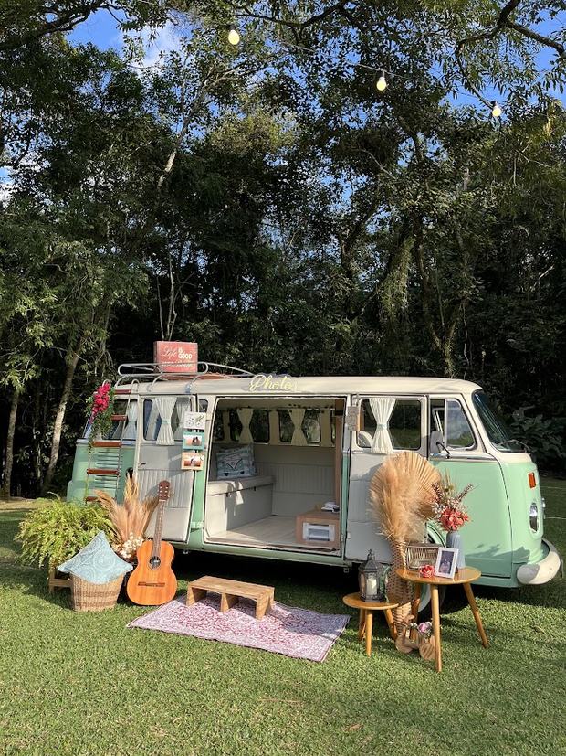 Kombi retrô montada ao ar livre para um evento